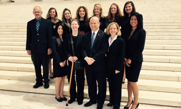 Roberts Uses Sign Language to Welcome Deaf Lawyers to ...